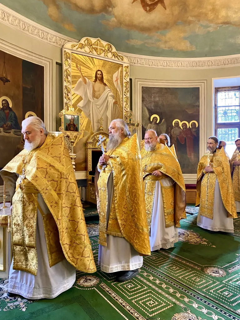 Божественная Литургия в Троицком соборе в Неделю 17-ю по Пятидесятнице