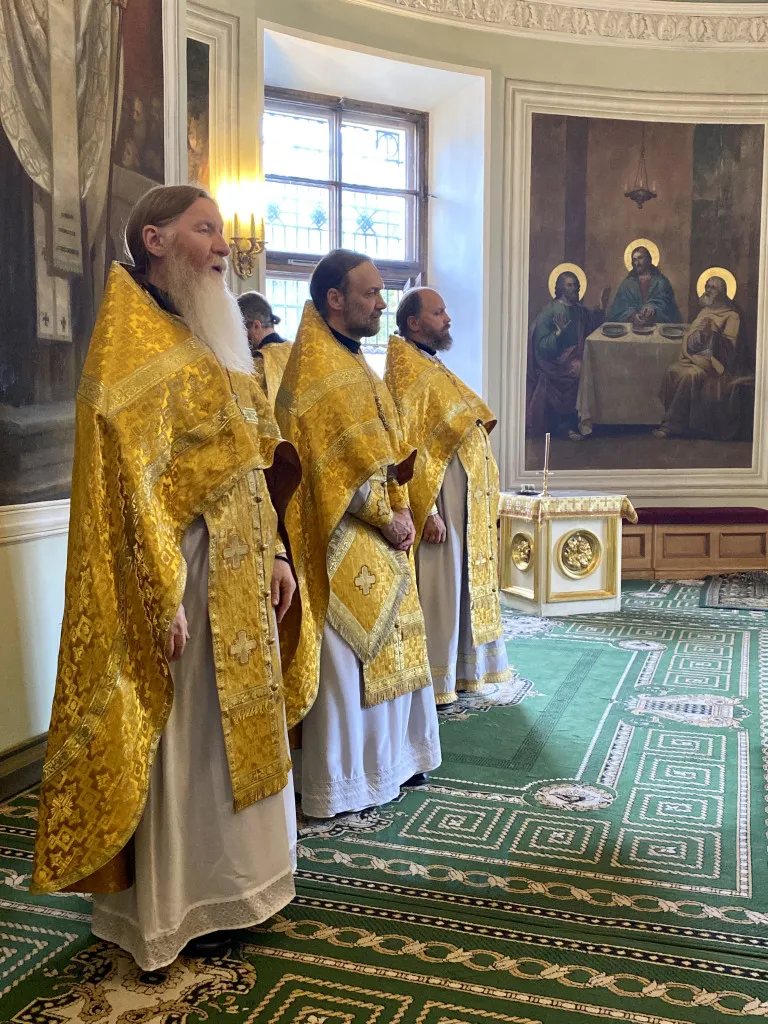 Божественная Литургия в Троицком соборе в Неделю 9-ю по Пятидесятнице