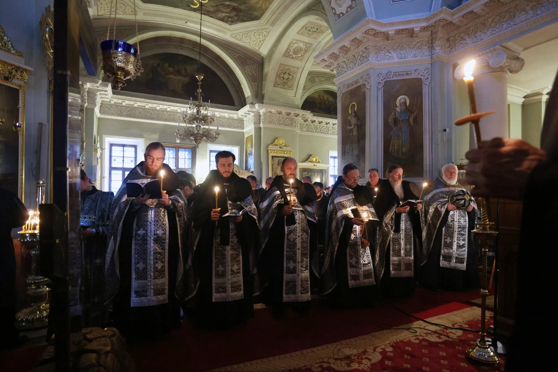 В Даниловом монастыре совершена утреня Великого Пятка с чтением двенадцати  Страстных Евангелий