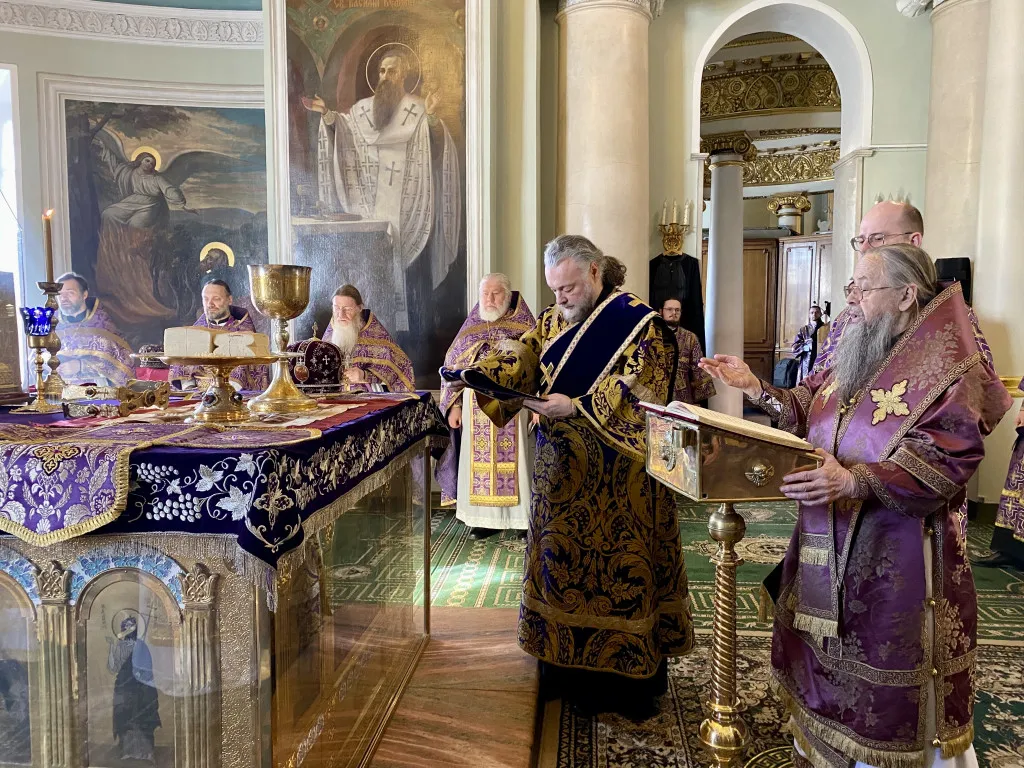 Божественная Литургия в Троицком соборе в Неделю вторую Великого поста