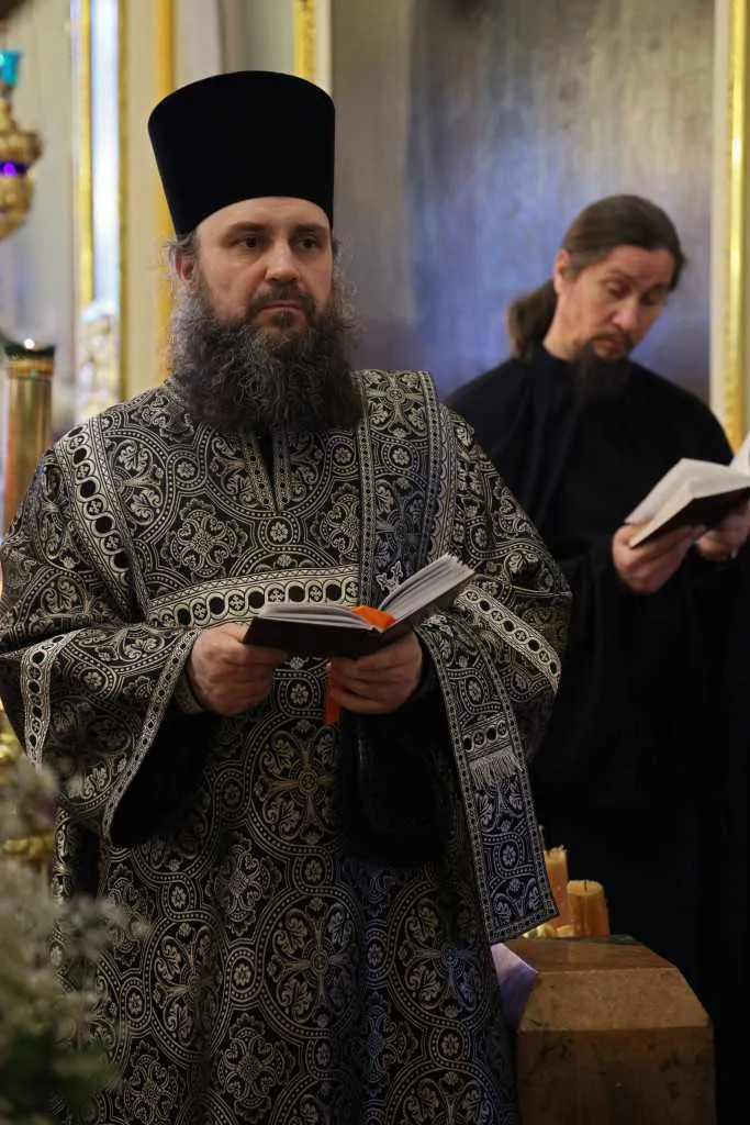 В канун Великой Субботы епископ Алексий совершил утреню с чином погребения Господа нашего Иисуса Христа