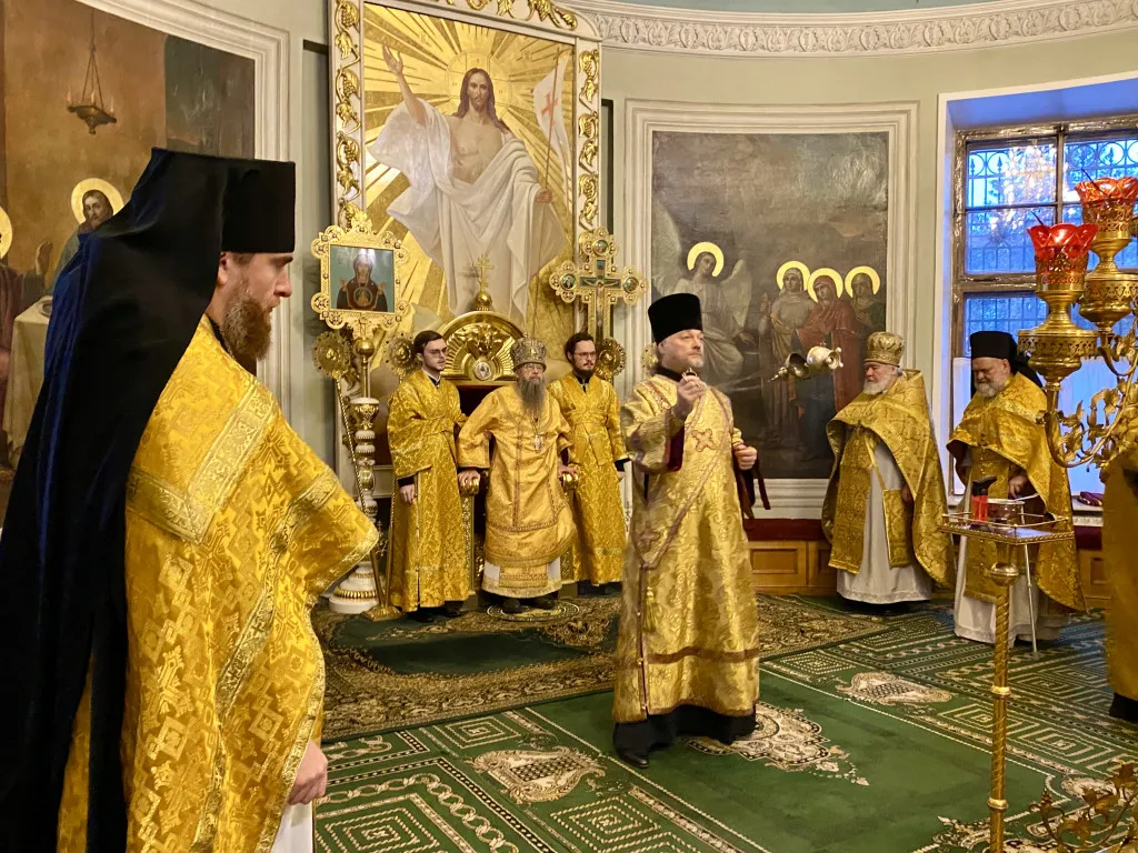Божественная Литургия в Троицком соборе в Неделю 27-ю по Пятидесятнице