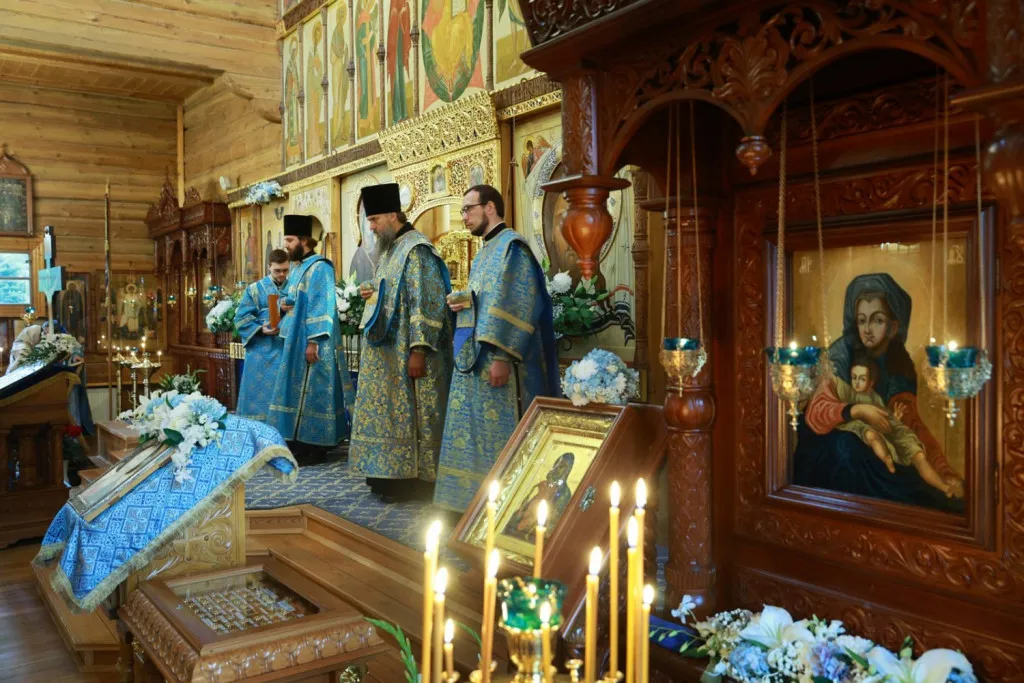 В праздник Покрова Божией Матери епископ Алексий возглавил престольные торжества на подворье Зачатьевского монастыря в Барвихе