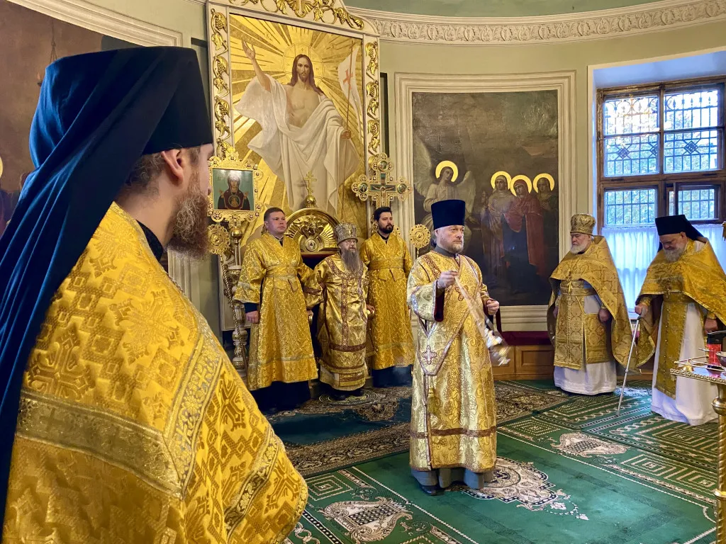 Божественная Литургия в Троицком соборе в Неделю 17-ю по Пятидесятнице