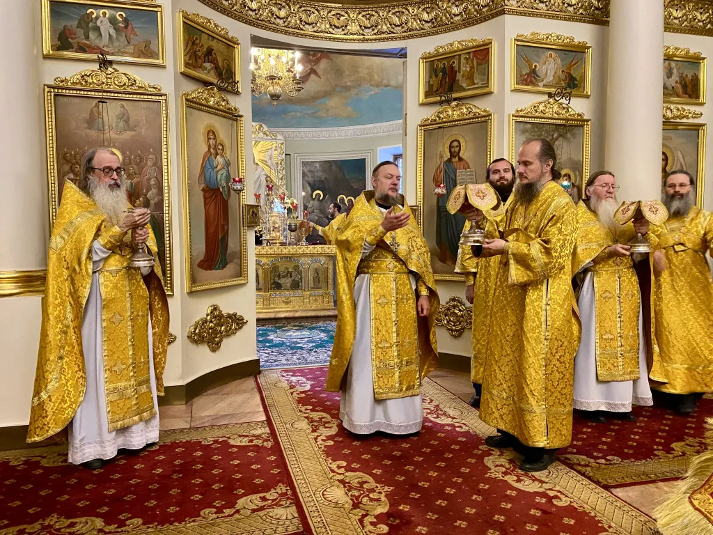 Божественная Литургия в Троицком соборе в Неделю 18-ю по Пятидесятнице