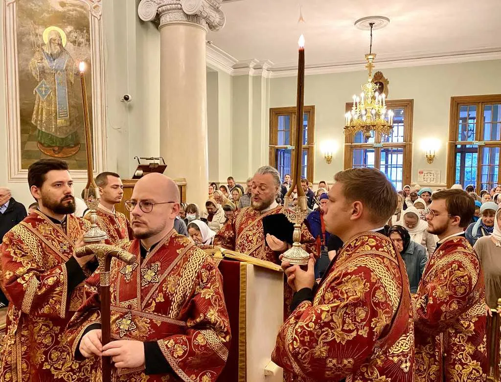 В Неделю 17-ю по Пятидесятнице епископ Алексий совершил Божественную Литургию в Троицком соборе