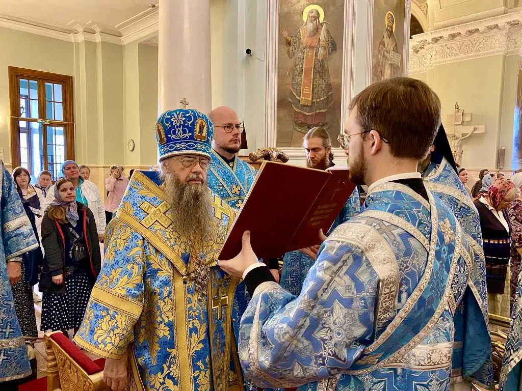 Божественная Литургия в Троицком соборе в Неделю 16-ю по Пятидесятнице