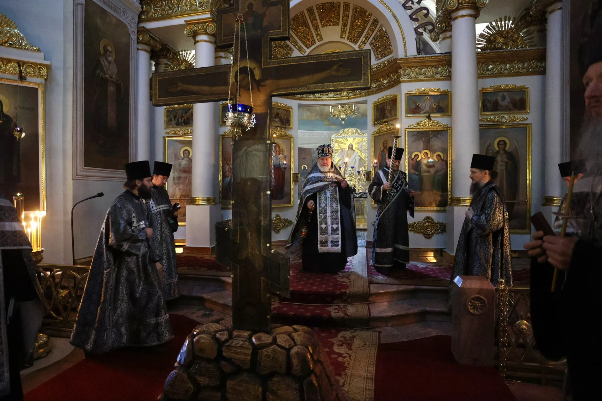 В Даниловом монастыре совершена утреня Великого Пятка с чтением двенадцати  Страстных Евангелий