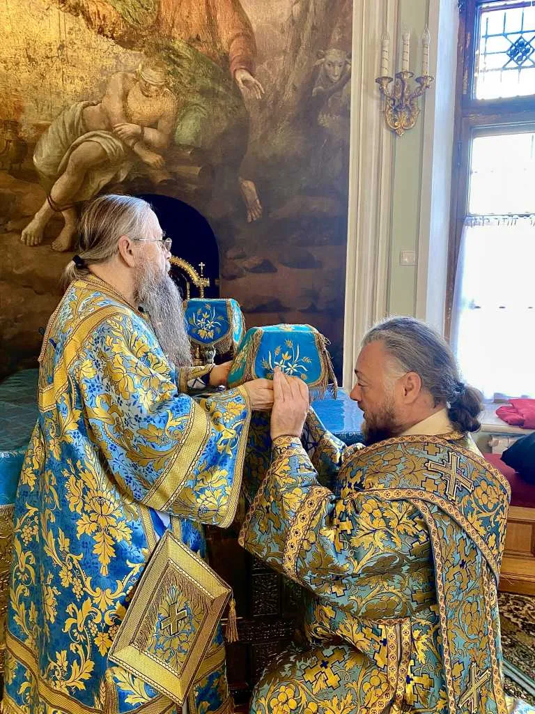 Божественная Литургия в Троицком соборе в Неделю 16-ю по Пятидесятнице