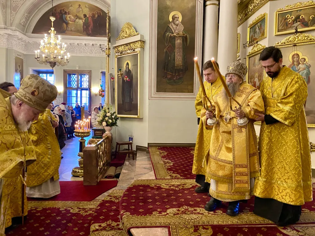 Божественная Литургия в Троицком соборе в Неделю 23-ю по Пятидесятнице