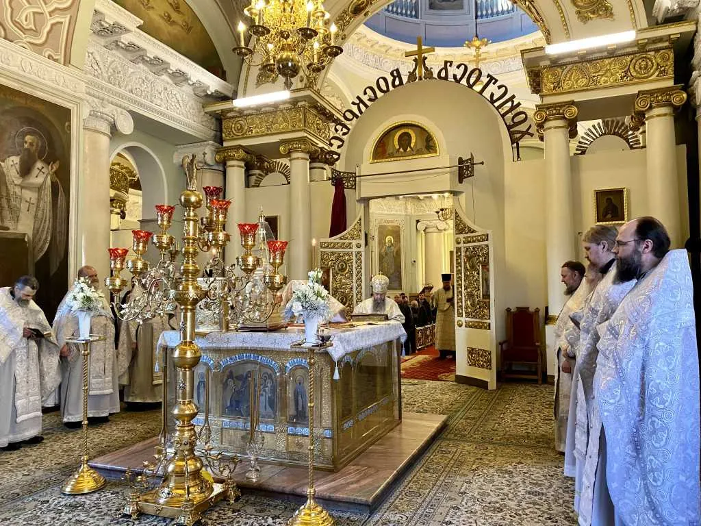 Божественная Литургия в Троицком соборе в Неделю 33-ю по Пятидесятнице