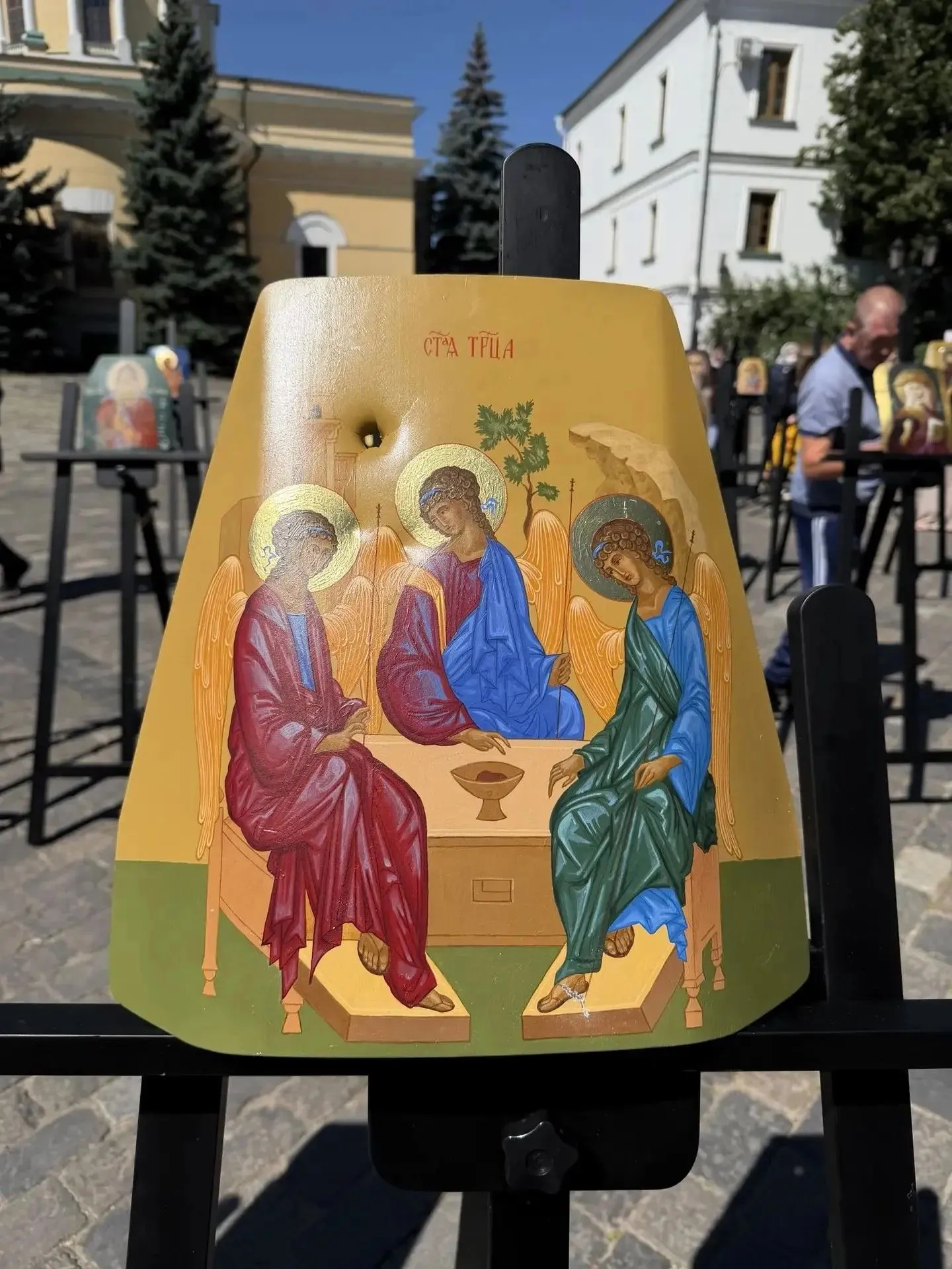 В Даниловом монастыре проходит выставка икон, написанных на бронежилетах, которые спасли жизни наших бойцов в ходе СВО