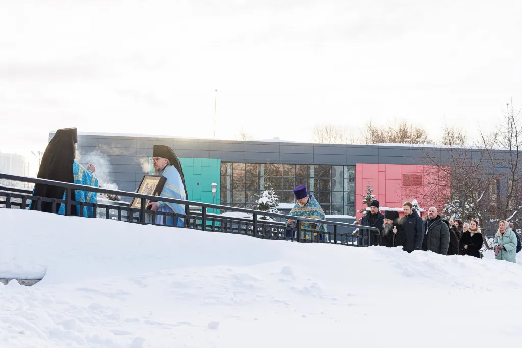 Епископ Алексий доставил икону Божией Матери «Целительница» в храм при НМИЦ ДГОИ им. Дмитрия Рогачева