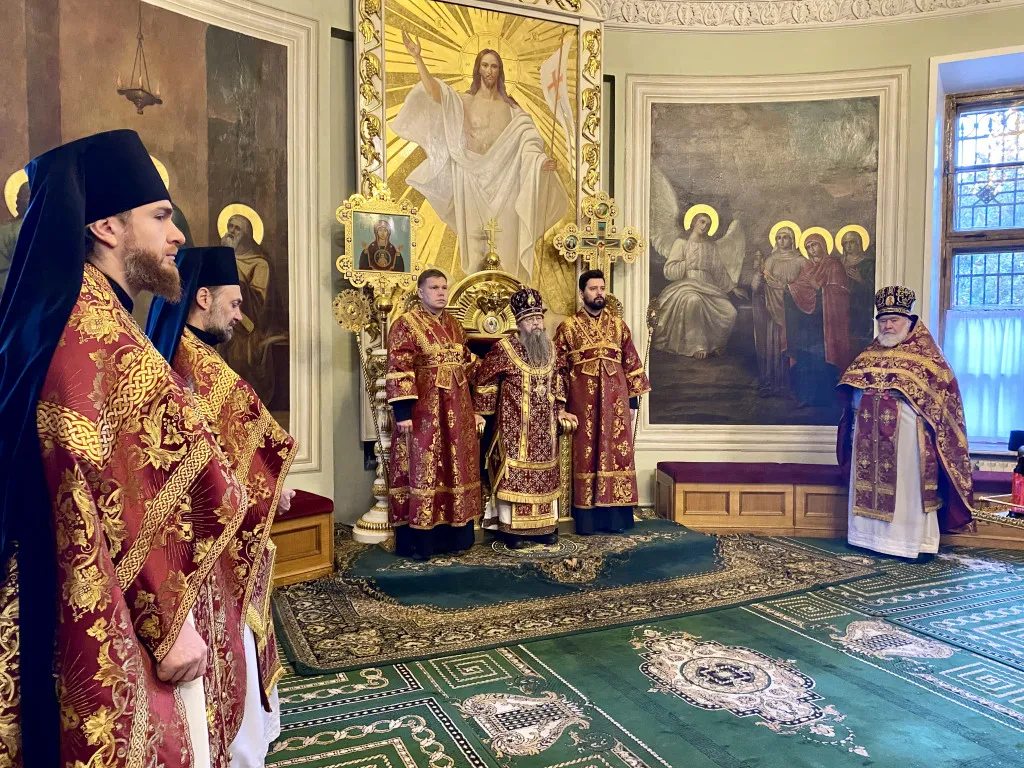 Божественная Литургия в Троицком соборе в Неделю 16-ю по Пятидесятнице