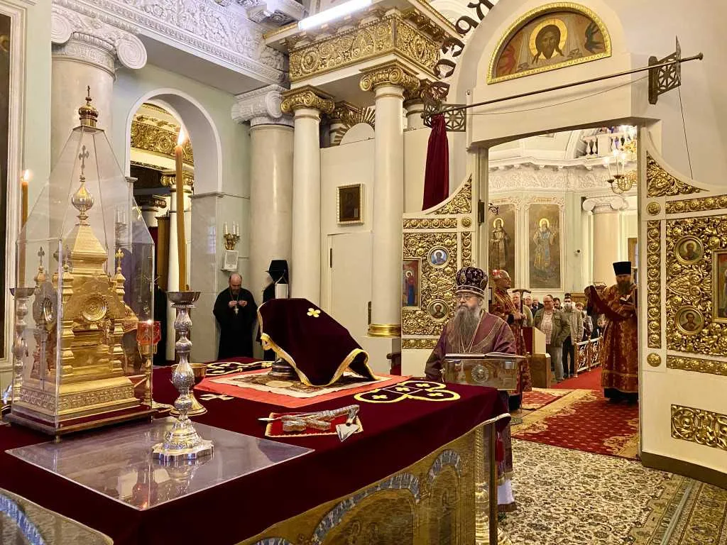 В Неделю 17-ю по Пятидесятнице епископ Алексий совершил Божественную Литургию в Троицком соборе