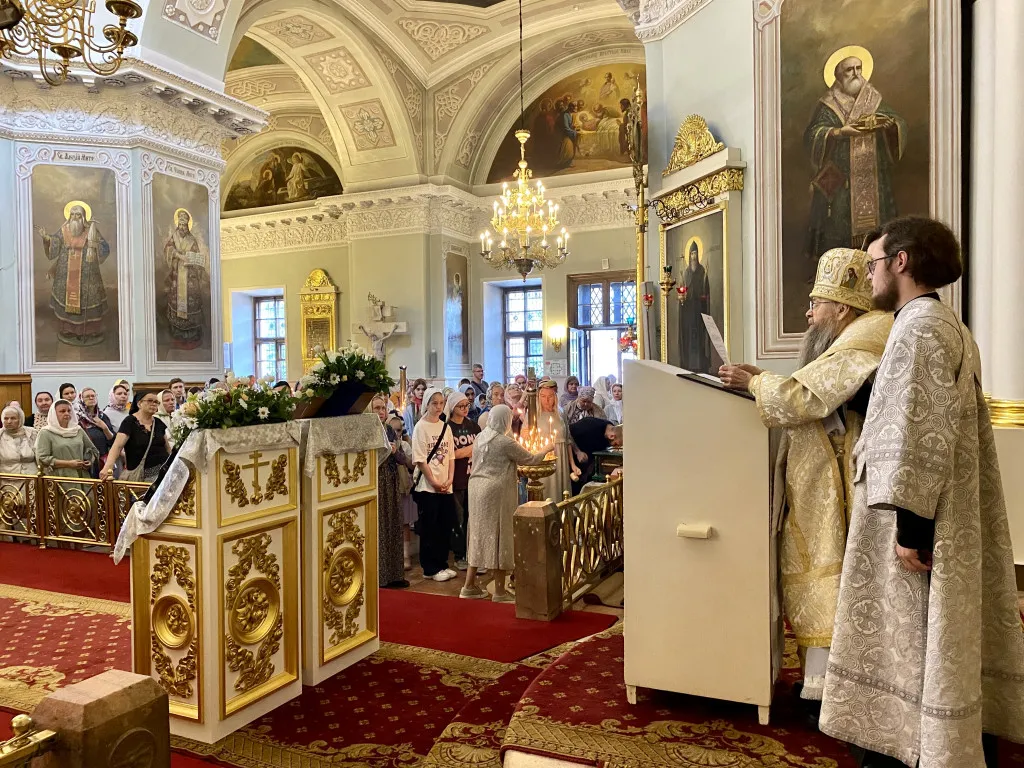 Божественная Литургия в Троицком соборе в Неделю 7-ю по Пасхе, святых отцов Первого Вселенского Собора