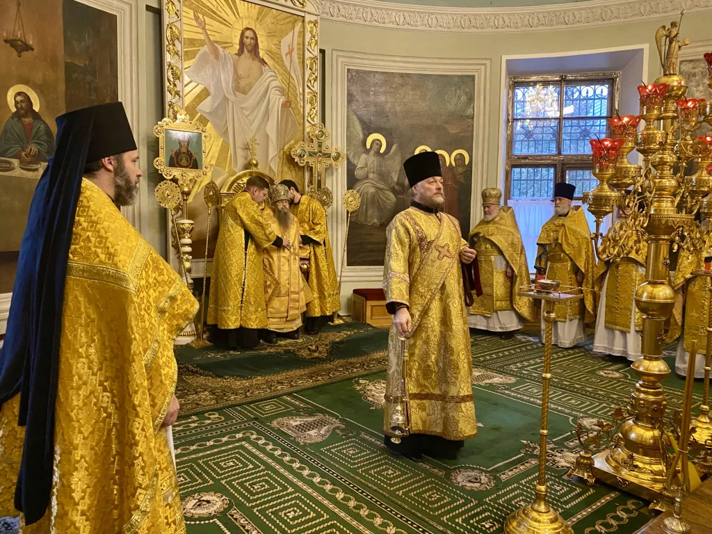 Божественная Литургия в Троицком соборе в Неделю 22-ю по Пятидесятнице
