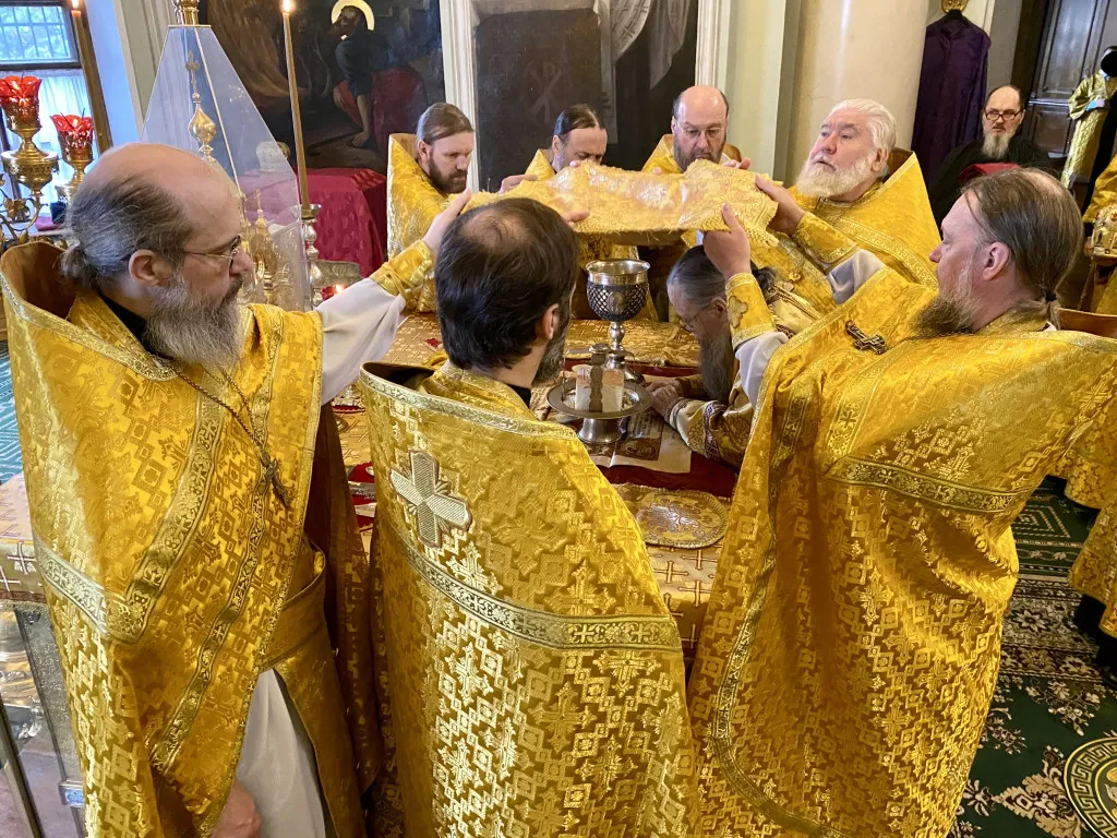 Божественная Литургия в Троицком соборе в Неделю 1-ю по Пятидесятнице, собор всех святых