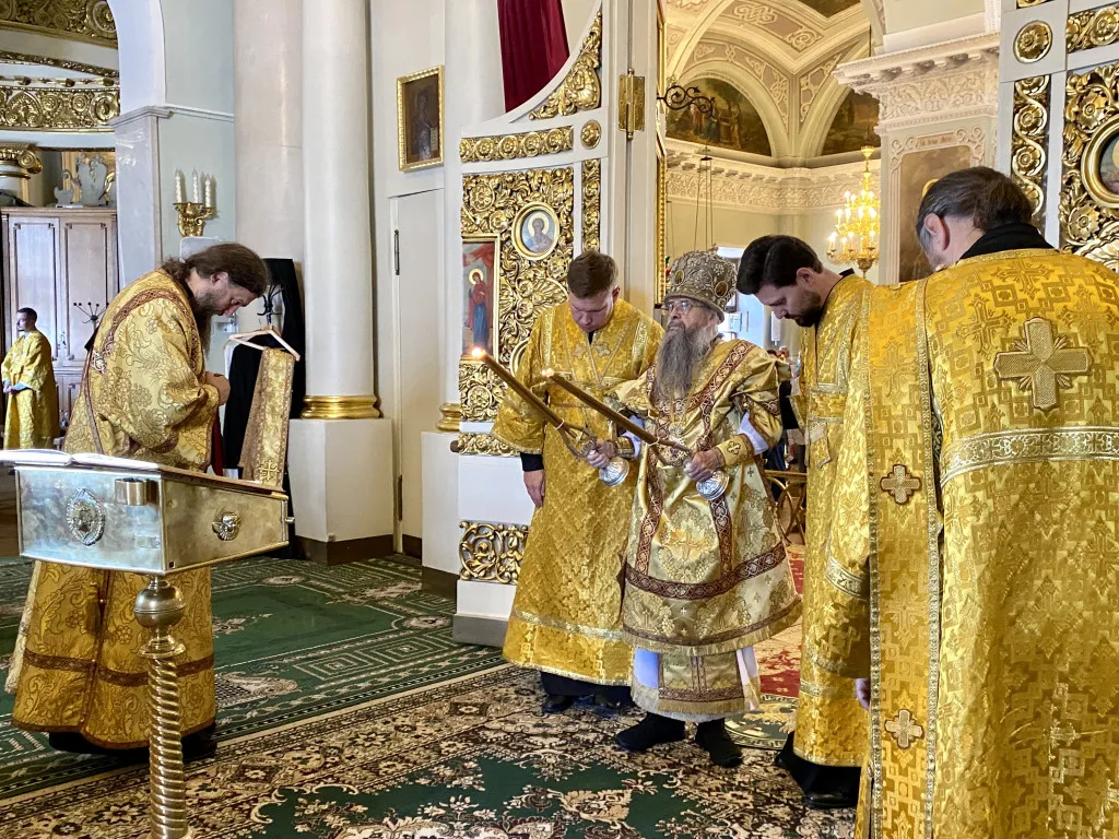 Божественная Литургия в Троицком соборе в Неделю 8-ю по Пятидесятнице