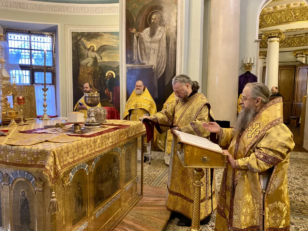 Божественная Литургия в Троицком соборе в Неделю 32-ю по Пятидесятнице