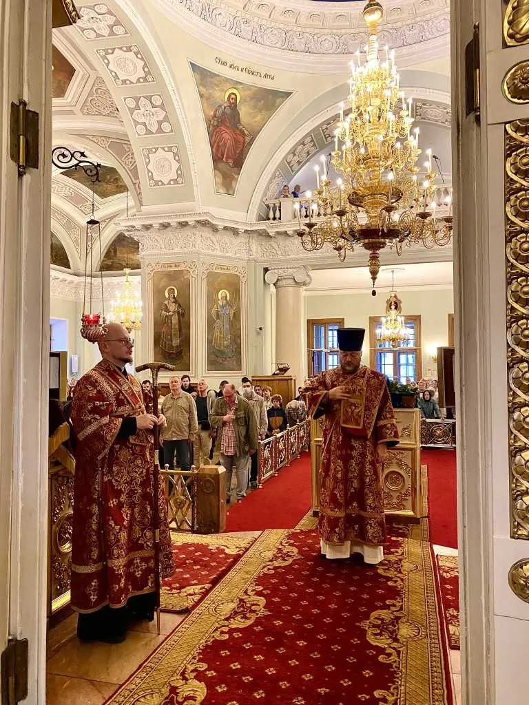 В Неделю 17-ю по Пятидесятнице епископ Алексий совершил Божественную Литургию в Троицком соборе