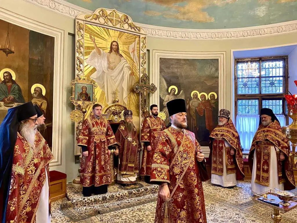 В Неделю 17-ю по Пятидесятнице епископ Алексий совершил Божественную Литургию в Троицком соборе