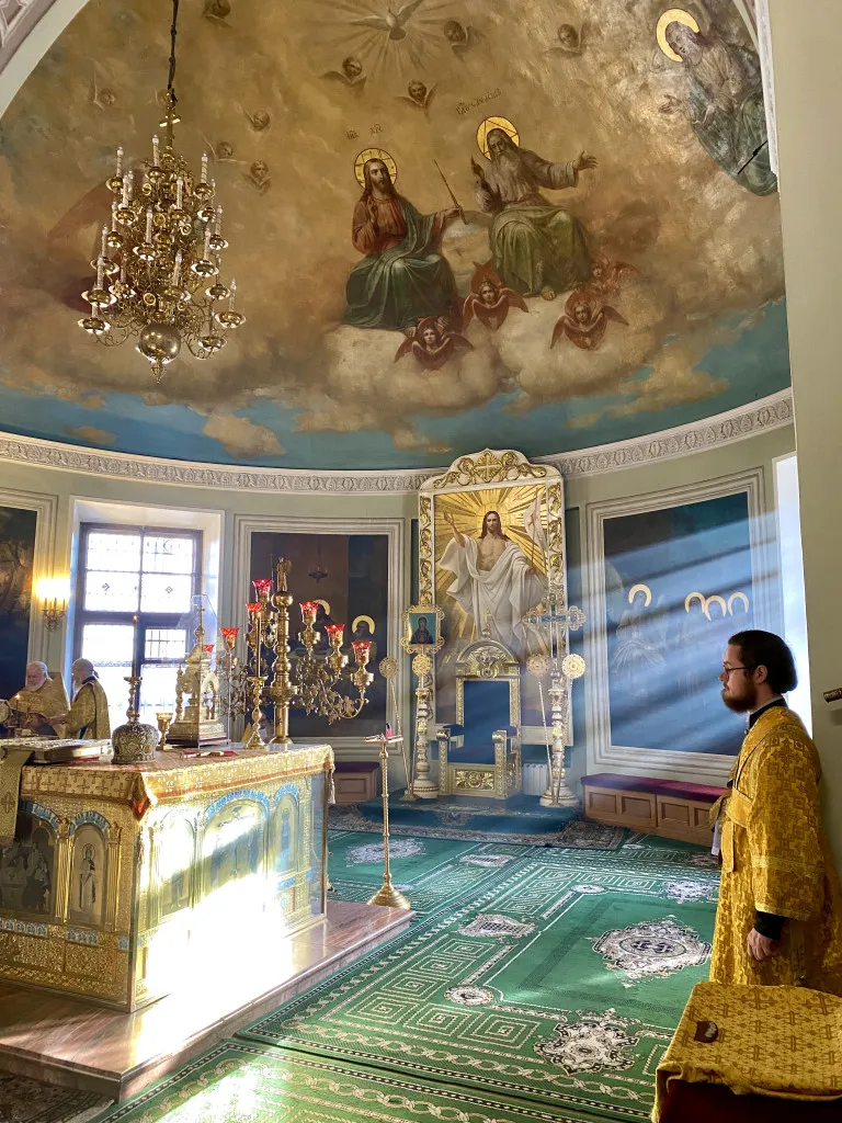 Божественная Литургия в Троицком соборе в Неделю 17-ю по Пятидесятнице