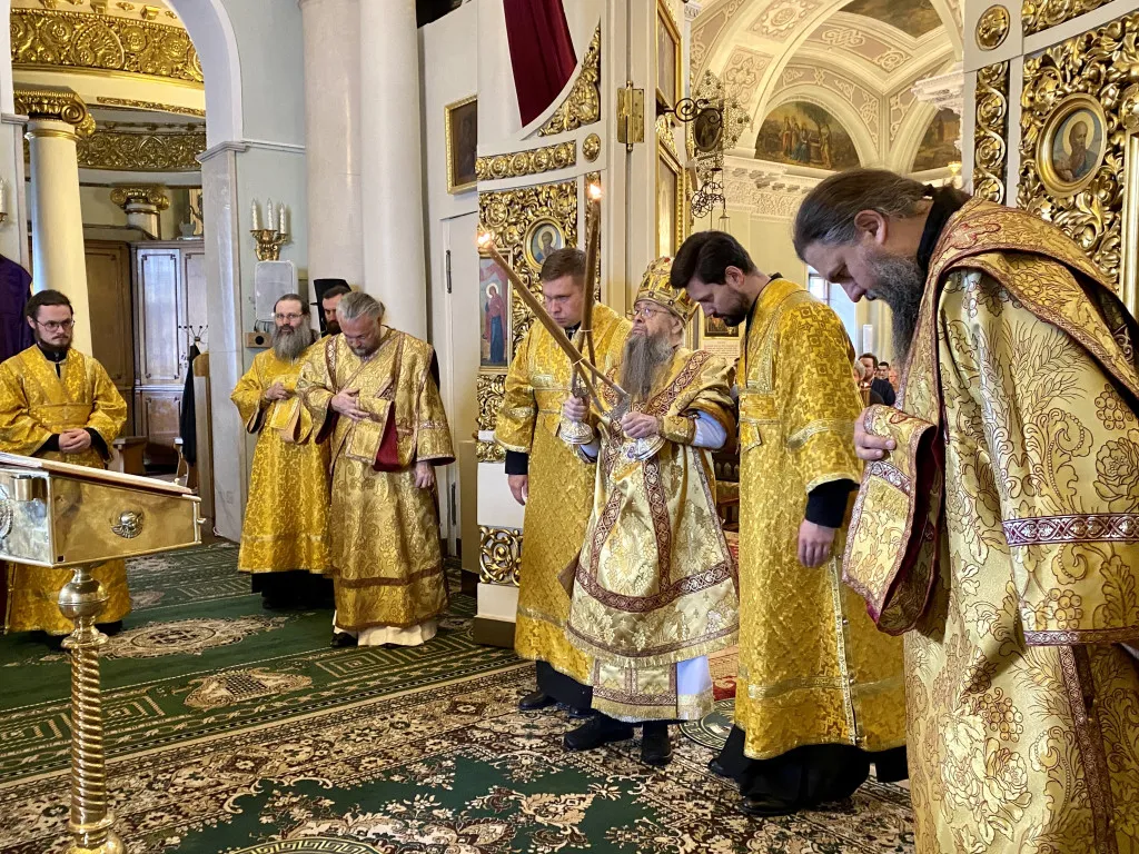 Божественная Литургия в Троицком соборе в Неделю 3-ю по Пятидесятнице