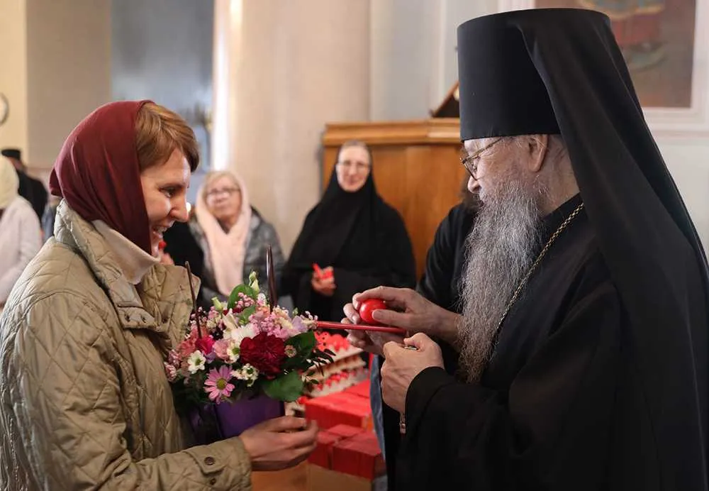 Сотрудники Данилова монастыря поздравили наместника обители с Пасхой Христовой