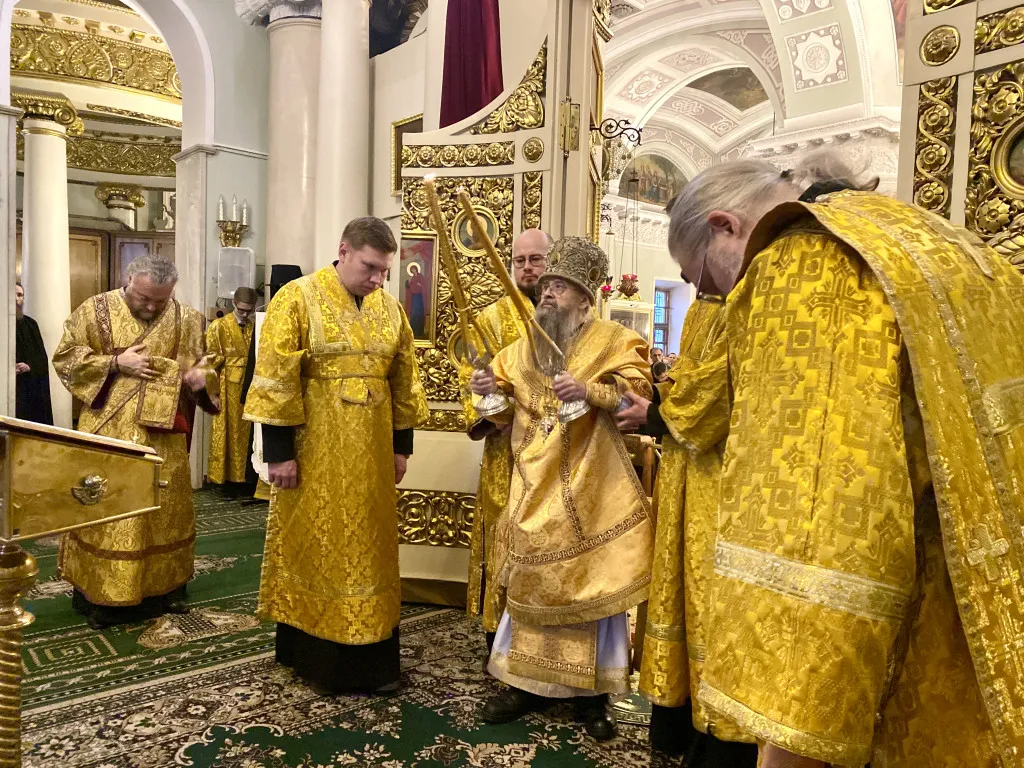 Божественная Литургия в Троицком соборе в Неделю 22-ю по Пятидесятнице