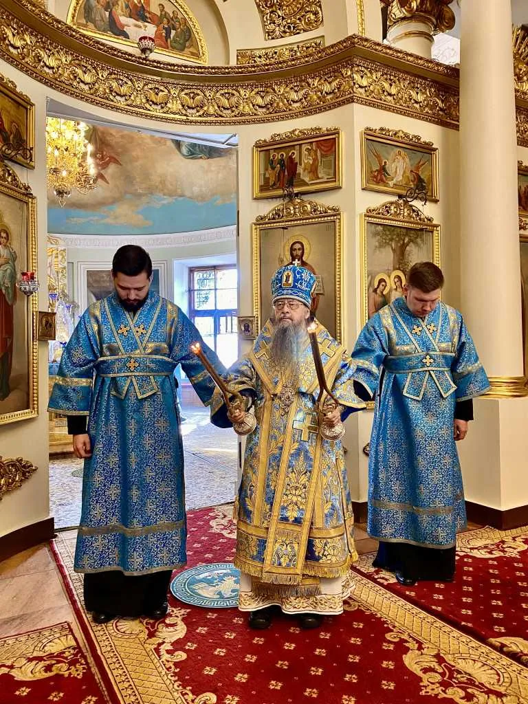 Божественная Литургия в Троицком соборе в Неделю 16-ю по Пятидесятнице