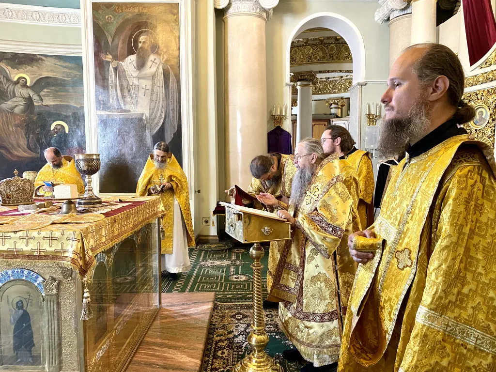 Божественная Литургия в Троицком соборе в Неделю 8-ю по Пятидесятнице