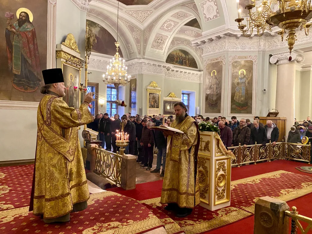 Божественная Литургия в Троицком соборе в Неделю 21-ю по Пятидесятнице