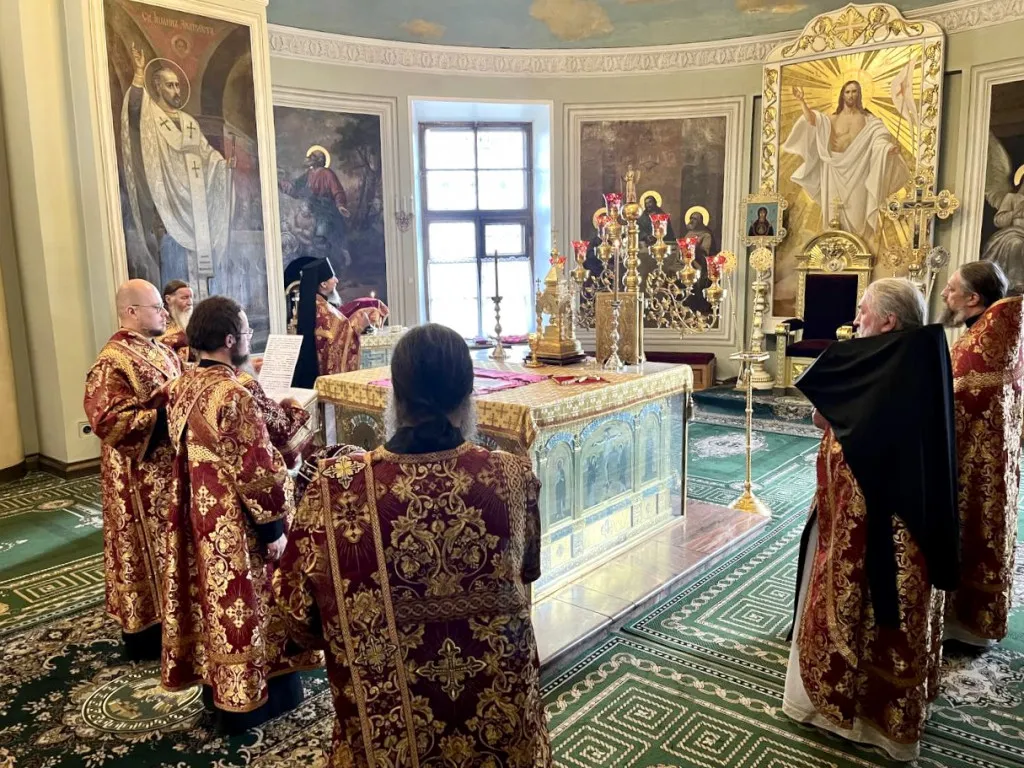 В Даниловой обители совершены богослужения праздника Изнесения Честных Древ Животворящего Креста Господня