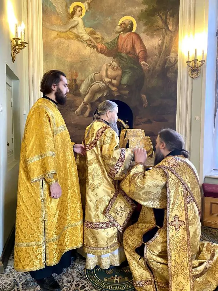 Божественная Литургия в Троицком соборе Данилова монастыря в Неделю о блудном сыне