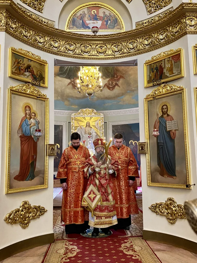 Божественная Литургия в Троицком соборе в Неделю 5-ю по Пасхе, о самаряныне