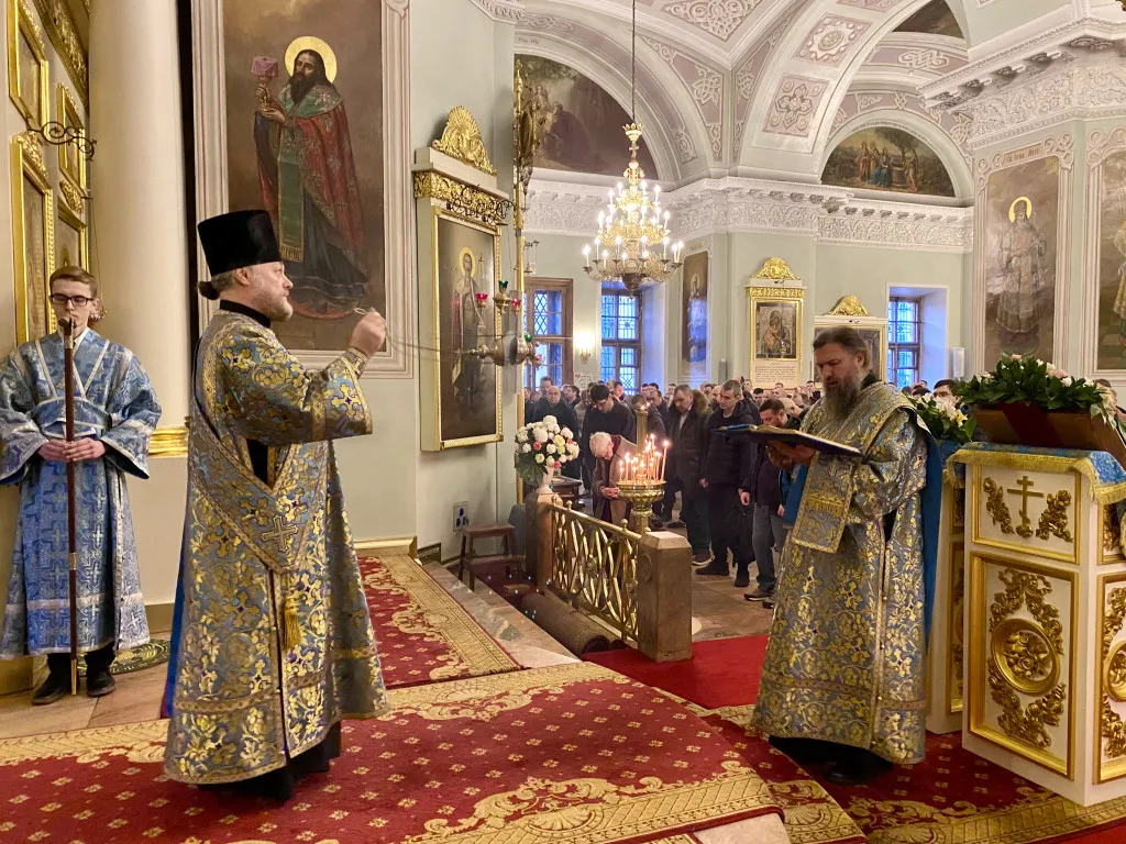 Божественная Литургия в Троицком соборе в Неделю 26-ю по Пятидесятнице