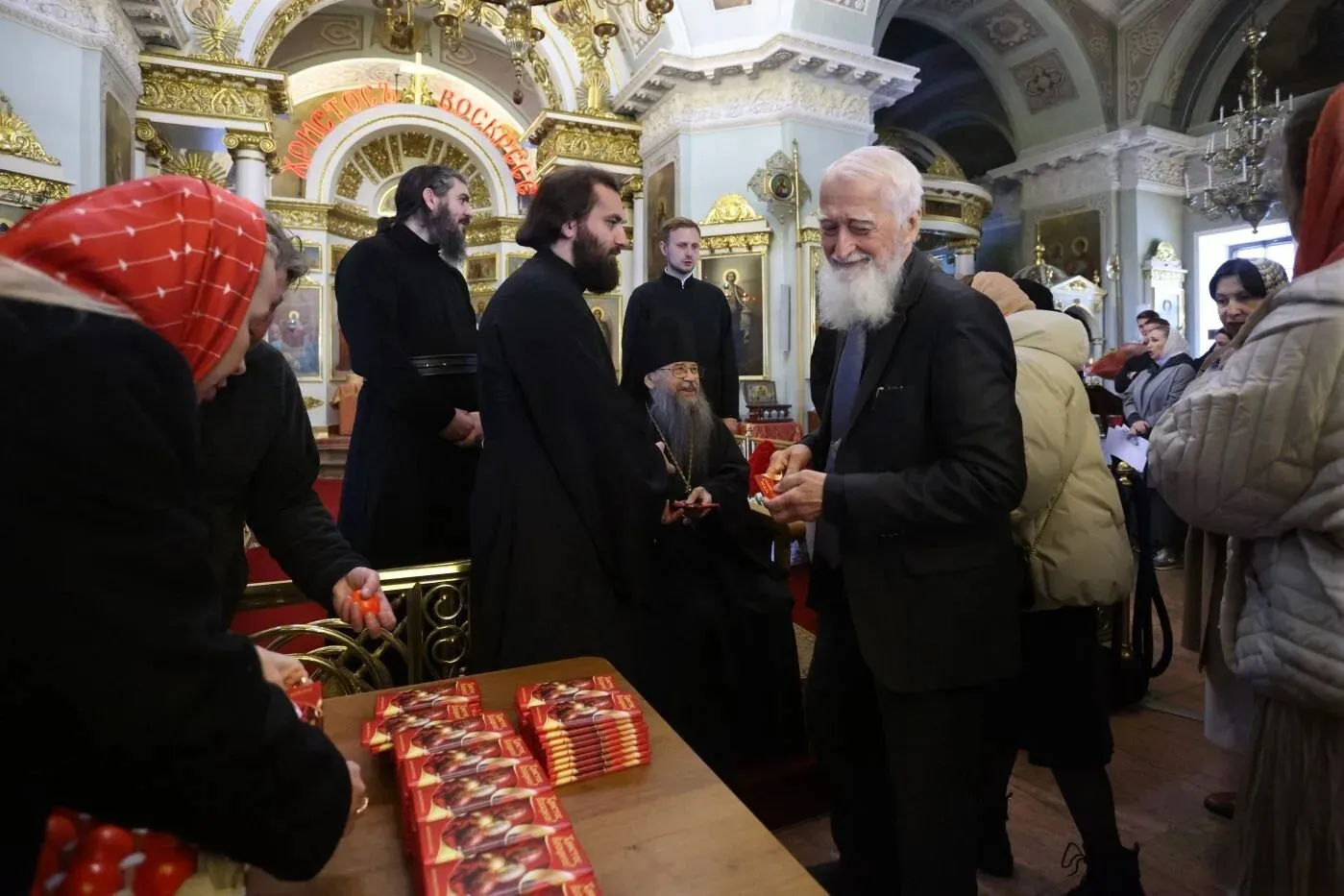 Сотрудники Данилова монастыря поздравили наместника обители с праздником Воскресения Христова
