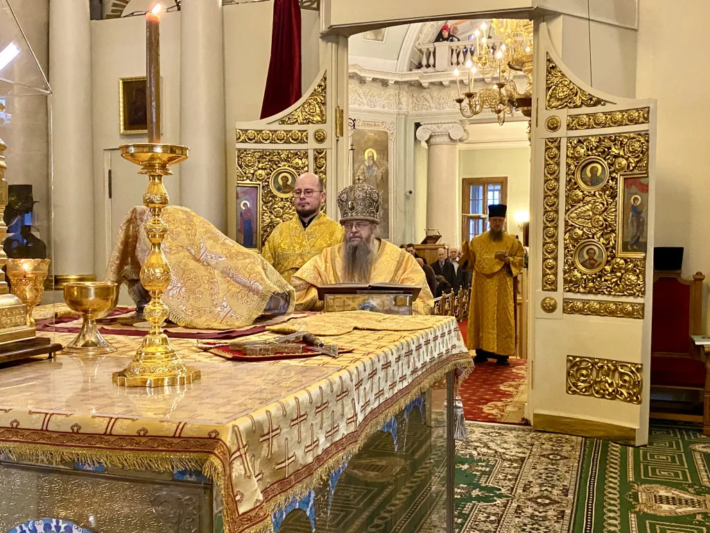 Божественная Литургия в Троицком соборе в Неделю 21-ю по Пятидесятнице