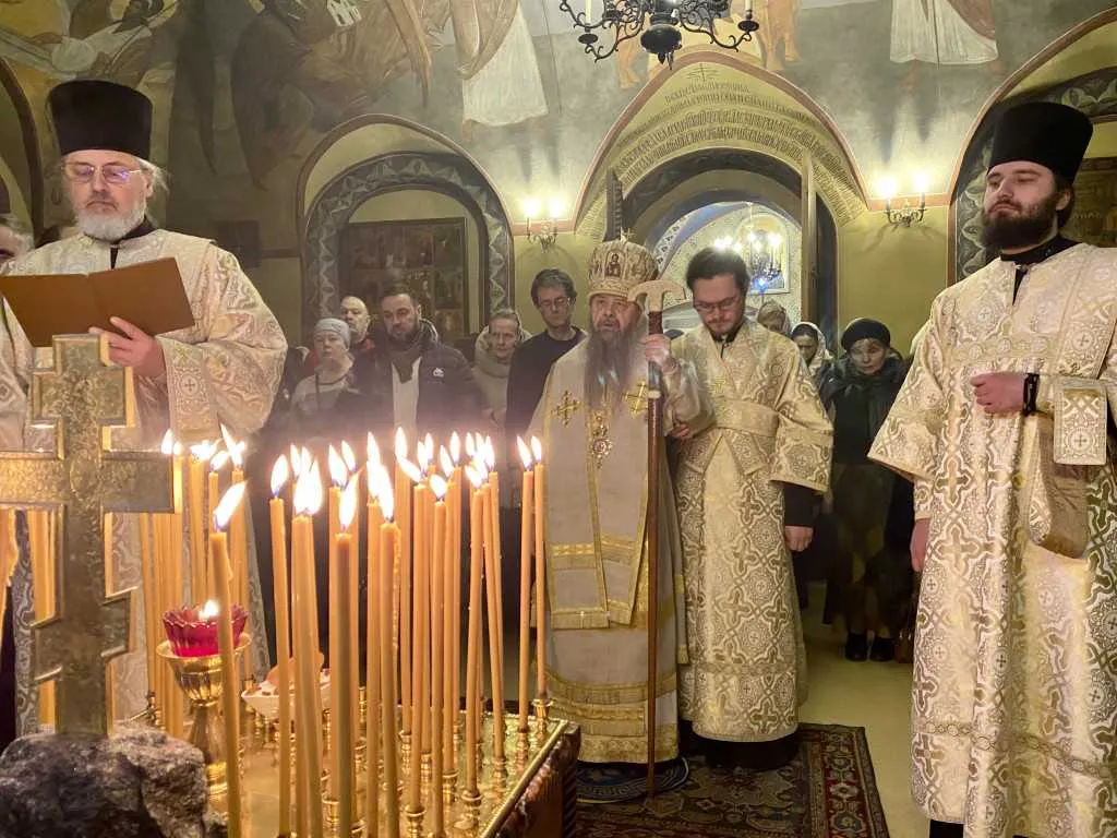 Богослужение в Даниловом монастыре в день поминовения усопших