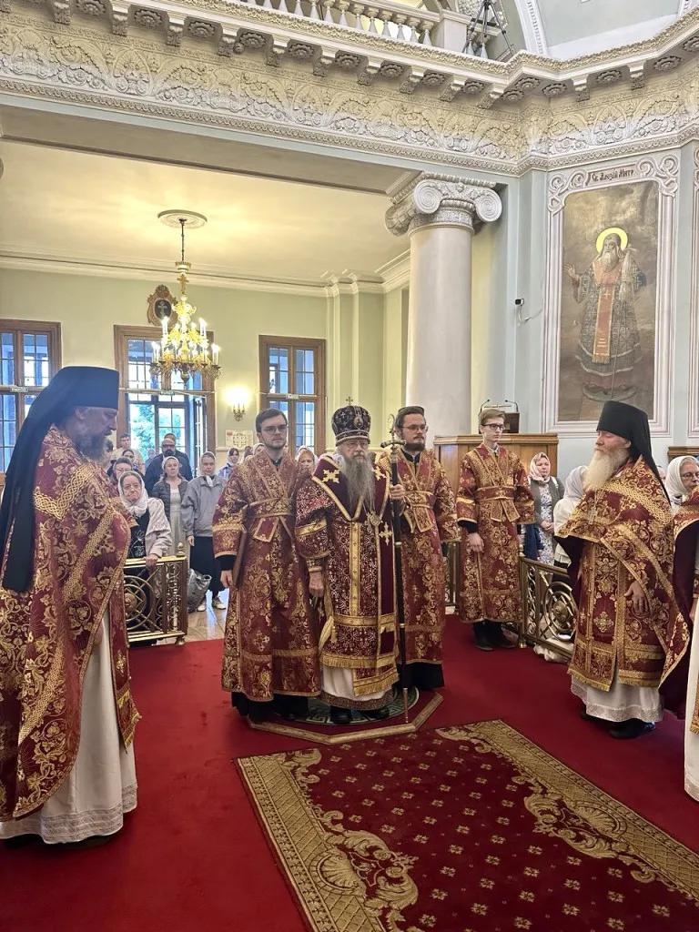 В Даниловой обители совершены богослужения праздника Изнесения Честных Древ Животворящего Креста Господня