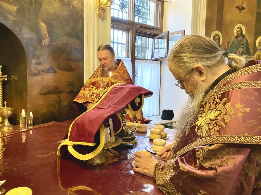 В Неделю 17-ю по Пятидесятнице епископ Алексий совершил Божественную Литургию в Троицком соборе