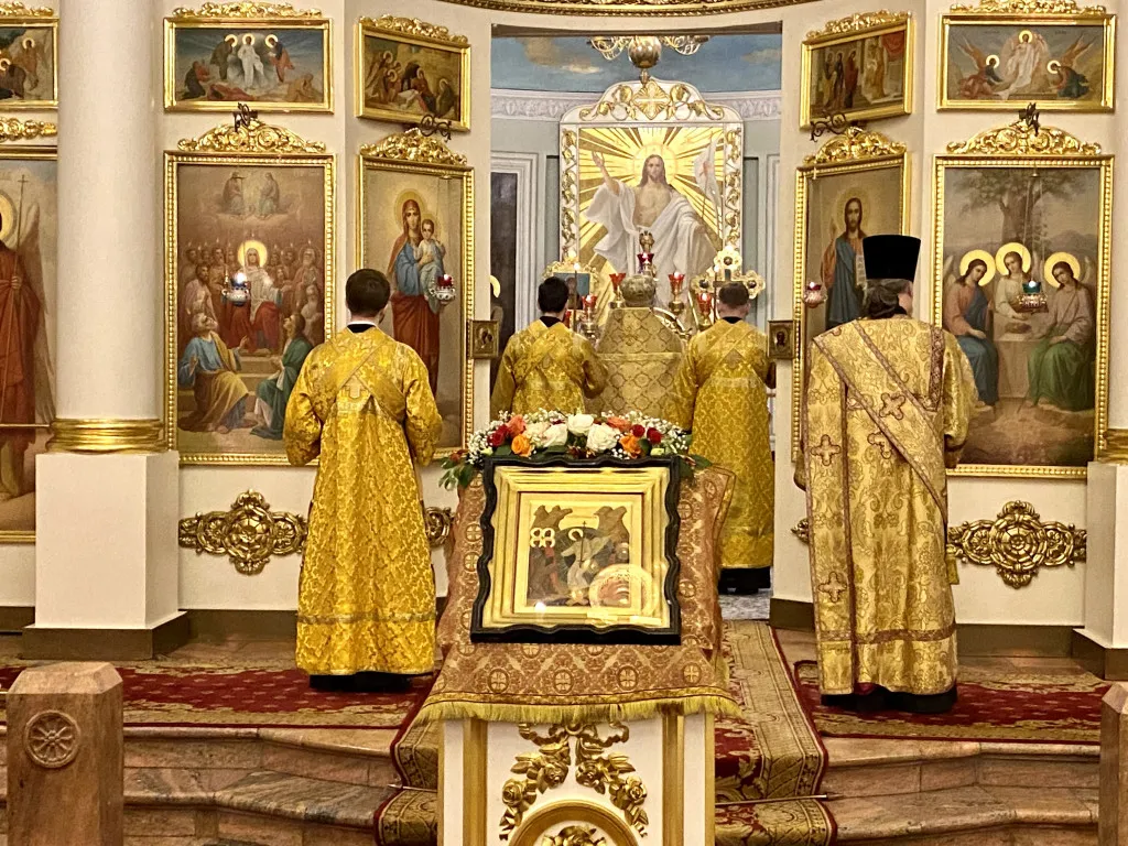 Божественная Литургия в Троицком соборе в Неделю 32-ю по Пятидесятнице