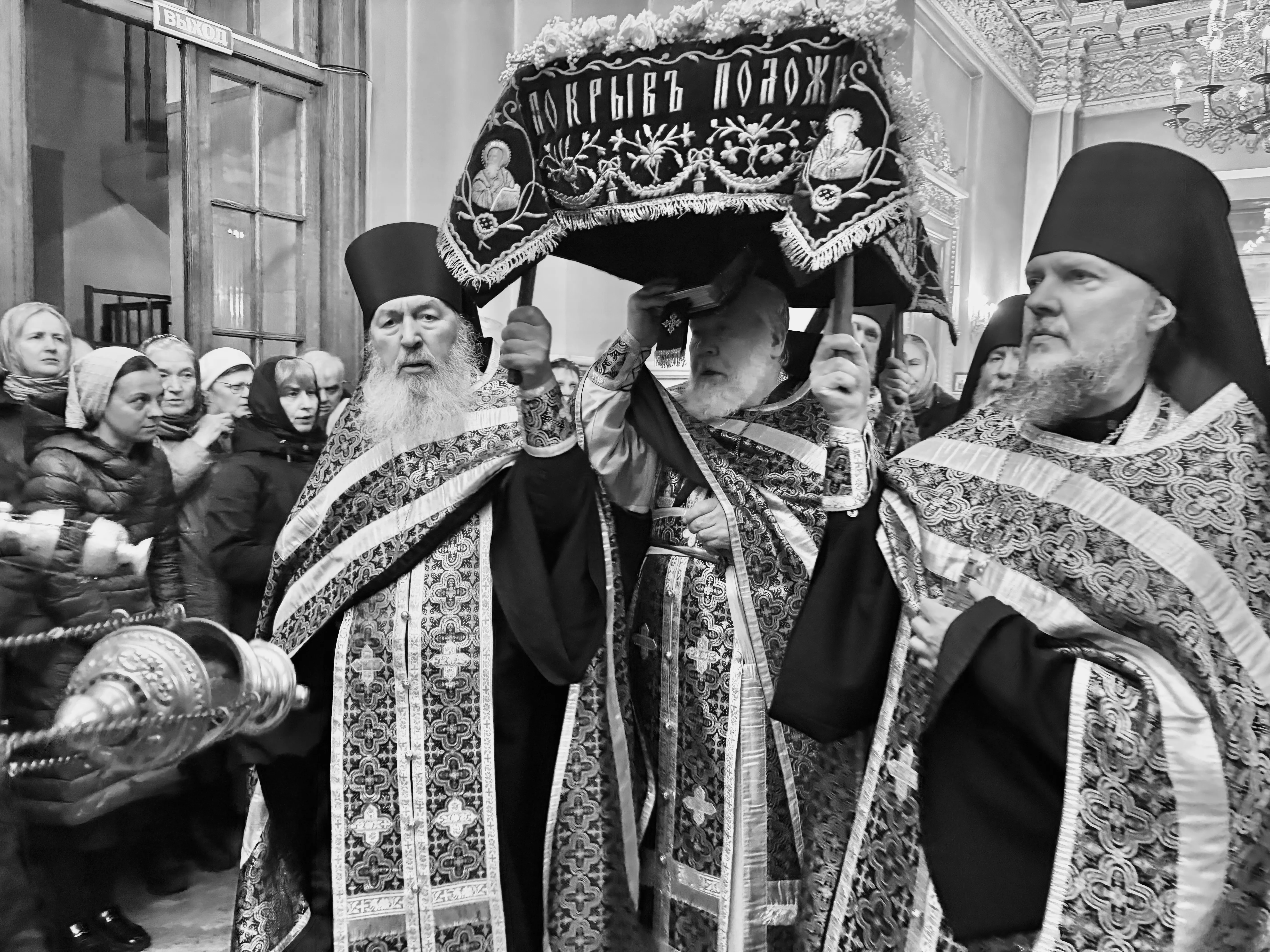 В канун Великой Субботы епископ Алексий возглавил утреню с чином погребения в Троицком соборе