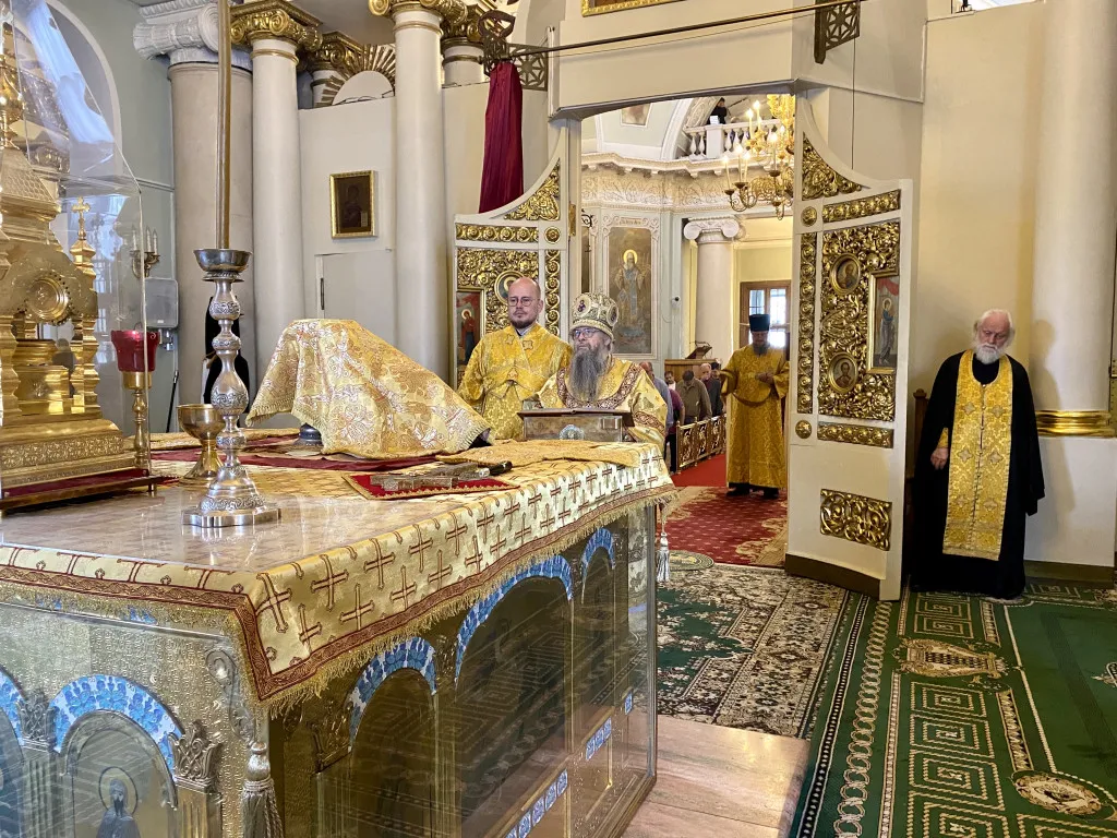 Божественная Литургия в Троицком соборе в Неделю 4-ю по Пятидесятнице