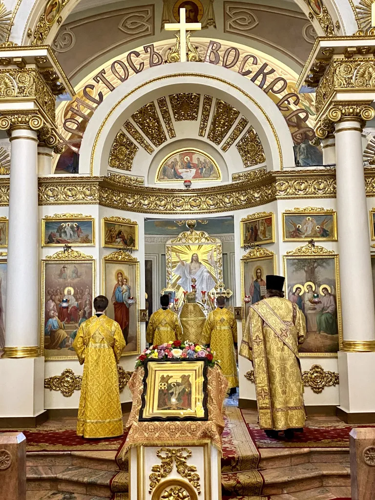 Божественная Литургия в Троицком соборе в Неделю 10-ю по Пятидесятнице