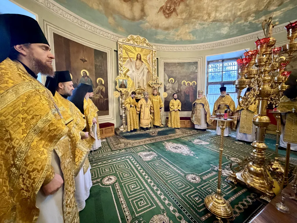 Божественная Литургия в Троицком соборе в Неделю о мытаре и фарисее