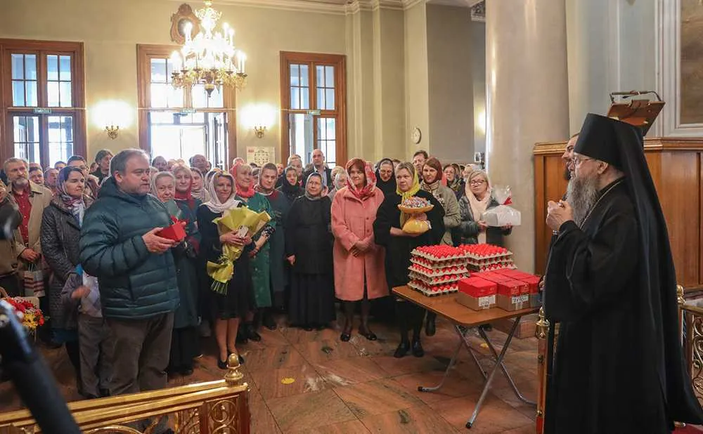 Сотрудники Данилова монастыря поздравили наместника обители с Пасхой Христовой