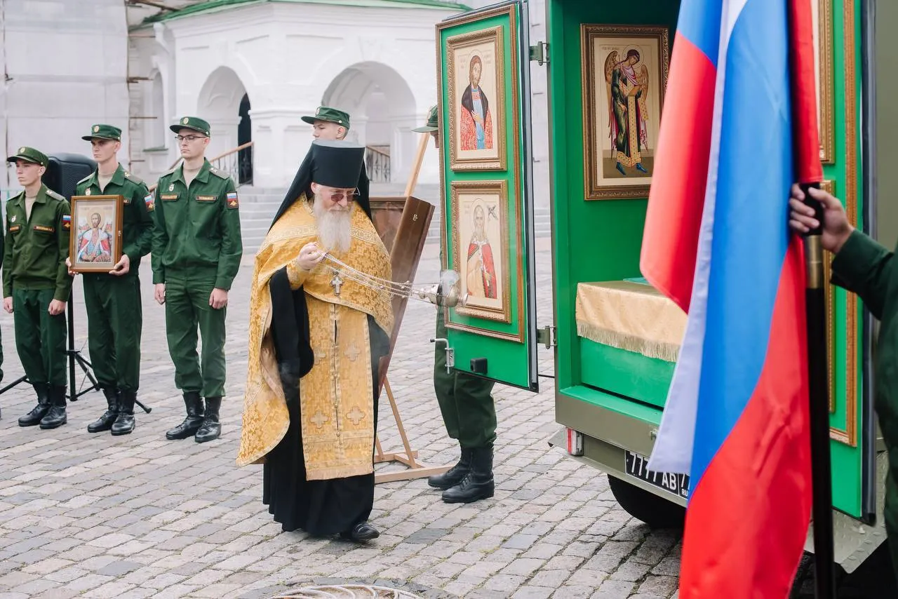 В Даниловом монастыре освятили передвижную часовню для военнослужащих