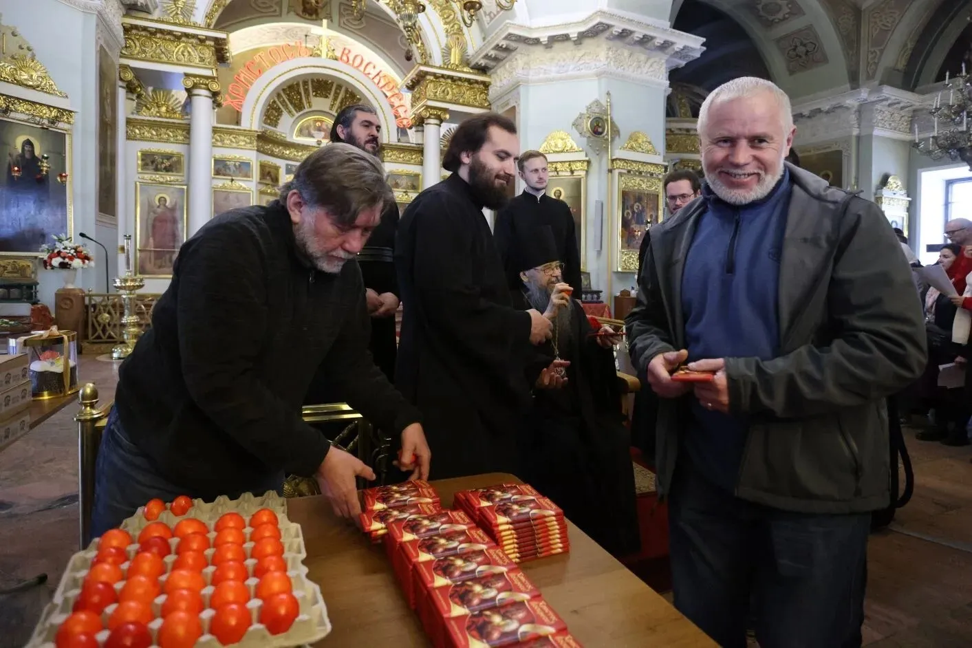 Сотрудники Данилова монастыря поздравили наместника обители с праздником Воскресения Христова